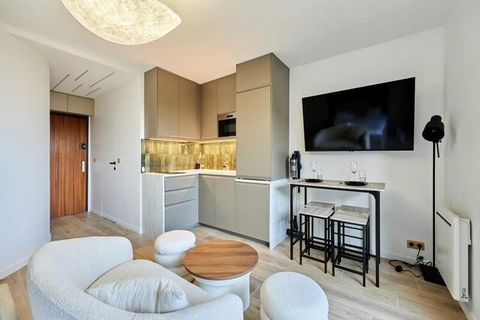 Ce studio moderne au cœur de Trouville-sur-Mer offre un séjour élégant et confortable, parfait pour deux personnes. D'un aménagement cosy de 25 m², elle comprend un lit queen size (160 cm), un petit coin salon et un espace repas. L'appartement accept...