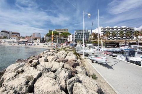 Cet élégant appartement, pouvant accueillir jusqu'à quatre personnes, est parfaitement situé dans le prestigieux quartier de Palm Beach à Cannes, directement face aux plages sereines du Moure Rouge et à seulement 200 mètres de l'emblématique Croisett...