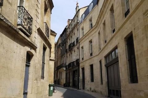 Deze onlangs gerenoveerde duplex biedt een ideale mix van modern comfort en historische charme, gelegen in het hart van Bordeaux. Het appartement bevindt zich op de eerste verdieping van een prachtig stenen gebouw en biedt plaats aan maximaal vier ga...