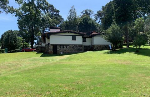 BRCM204 JP House with a large garden, with jacuzzi, Valle de Bravo, Mexico 5 bedroom house, with magnificent lighting, large spaces and a large terrace that allows you an indoor-outdoor lifestyle. The area is ideal for activities such as hiking, biki...