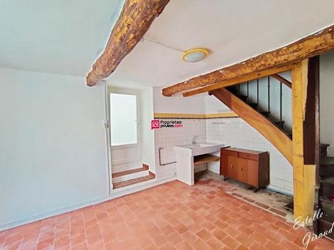 Estelle Giraud lädt Sie ein, dieses Steinhaus zu entdecken, das sich perfekt für einen Erstkauf oder ein Investitionsprojekt eignet. Dieses Haus besteht aus: Ein komfortables und helles Schlafzimmer mit freiliegenden Steinen; Von einem Aufenthalt; Ei...