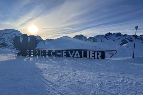 Questo accogliente monolocale offre il rifugio perfetto per un massimo di quattro persone, dotato di un balcone esposto a sud attrezzato con tavolino e sedie per rilassanti momenti all'aperto. La disposizione prevede un angolo montagna con due letti ...