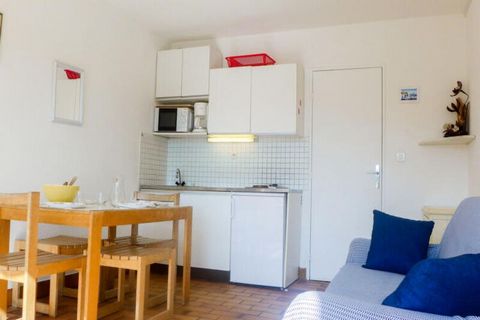 Residenza “Les Méridiennes”. Nel quartiere Grazel, a 2,5 km dal mare. Posto auto, parcheggio pubblico 50 m. Negozio, ristorante, bar 50 m, fermata bus 250 m, spiaggia sabbiosa 