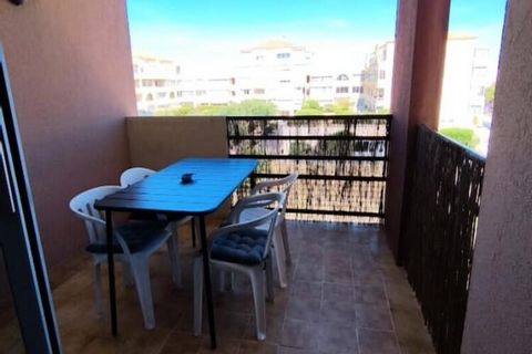 Appartement naast minder dan 100 meter van het strand. Uitgerust met een keukengedeelte en een rustig terras. Het heeft een slaapkamer en een cabinegedeelte met twee... Appartement naast minder dan 100 meter van het strand. Uitgerust met een keukenge...