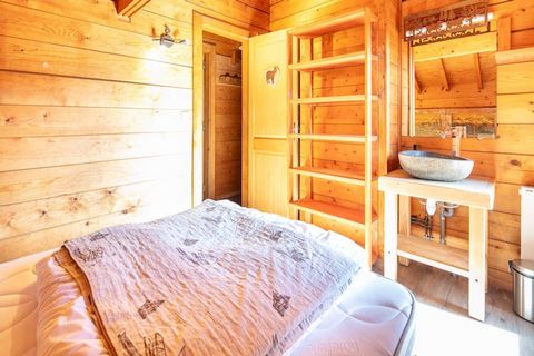 Het chalet in Les Deux Alpes heeft 6 slaapkamer(s) en kan gereserveerd worden tot 12 personen. Accommodatie De accommodatie heeft een oppervlakte van 140 m² issmaakvol gemeubileerde en is volledig uitgerust, met uitzicht de bergen. De woning bevindt ...