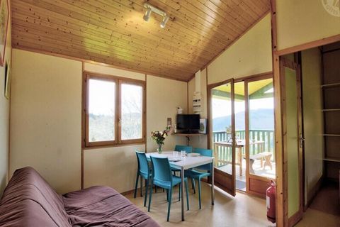 Gelijkvloers chalet van 35 m², woonkamer (uitgerust met een slaapbank), keuken. 2 slaapkamers waarvan één met een stapelbed van 90 cm en de andere met een bed van 140 cm. Privéterras van 12m2. Elektrische verwarming. Toegang tot een wasruimte met bet...