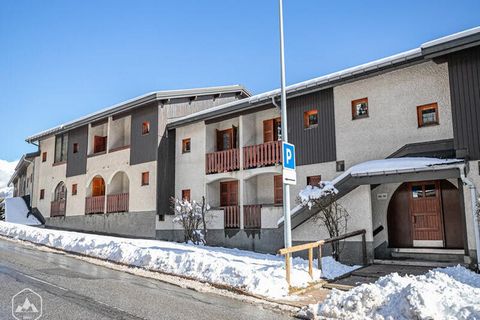 Ideaal gelegen nabij winkels en het vertrek van de skiliften, deze residentie van 3 verdiepingen heeft 4 ingangen. Niet-private collectieve parkeerplaats voor de woning. Locatie op kaart van het station: C3 Aussois - Residentie 