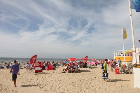 ¡Más holandés que esto es casi imposible! Pasar las vacaciones en una villa junto a la playa, situada bajo un precioso molino holandés; ¡el mejor lugar para unas vacaciones de ensueño para toda la familia! Situada en Egmond aan den Hoef, cerca de la ...