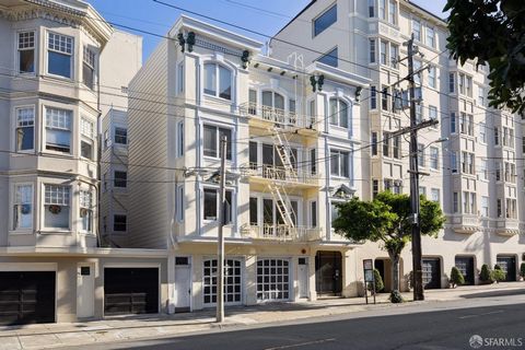 Prime Pacific Heights Locatie in een van de meest gewilde buurten van San Francisco, 2632 Fillmore #1 biedt prachtige architectonische details, klassieke elegantie en overal natuurlijk licht. Deze unit bestaat uit 2 slaapkamers en 1,5 badkamers. De p...