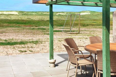 Auf einem besonders weitläufigen Dünengrundstück findet man vorne in der ersten Reihe und nur ca. 200 m vom herrlichen Nordseestrand dieses geräumige Ferienhaus. Es diente einst als Wohnhaus des hiesigen Strandwächters, der für die Bergung gestrandet...