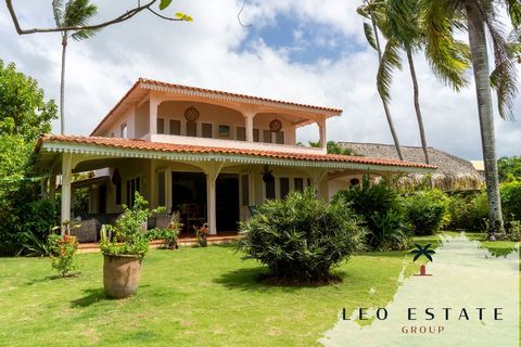 We presenteren te koop deze prachtige villa in Caribische stijl met 4 slaapkamers. Gelegen aan het strand van Las Ballenas in Las Terrenas, bestaat deze woning uit een hoofdgebouw met 4 slaapkamers en 4,5 badkamers. Met parkeergelegenheid voor 3 auto...