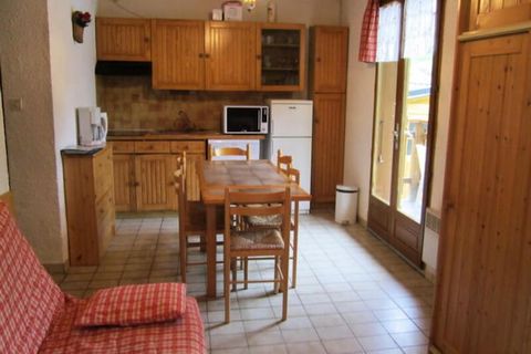 Cet appartement chaleureux, situי dans un chalet א l'entrיe du village, offre une escapade relaxante aux familles ou aux petits groupes. Le sיjour dispose d'un canapי lit pour 2 personnes, tandis que le coin cabine dispose de lits superposיs pour 2 p...