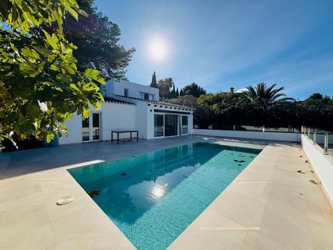 Denia, brandneue Villa in Montgó  Marquesa IV, mit Blick auf den Naturpark Montgo und Panoramablick auf das Meer. Umgeben von Natur und mit der Ruhe, die das Wohngebiet mit Nachbarschaft das ganze Jahr über bietet. 5 Minuten mit dem Auto vom Zentrum ...