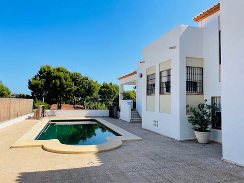 Denia, Las Rotas, freistehende Villa mit Meerblick und großem Grundstück. Mit 2 Etagen und Keller. Privater Pool, Grill und Außenküche, Terrassen, großer Parkplatz, Giebelweg und 3000m2 Grundstück mit Pinien, so dass Sie gute Privatsphäre haben und R...