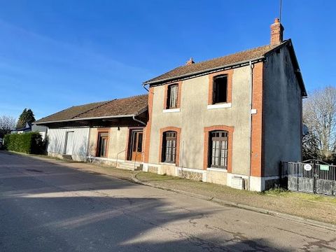 Exclusivité/Bourgogne, Parc du Morvan, OUROUX EN MORVAN, entre le lac de Pannecière et le lac des Settons, ancienne gare 142 m² env habitable sur plus de 2000 m² de terrain. Elevée en partie sur cave. En rez-de-chaussée entrée sur séjour avec poêle à...