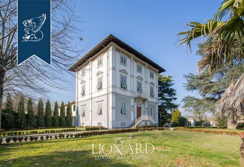 Questa magnifica villa di lusso storica in vendita si trova nella campagna lucchese, a pochi chilometri dal centro cittadino. Ad oggi la villa si presenta in ottimo stato, perfettamente ristrutturata negli interni quanto negli esterni, con una magnif...