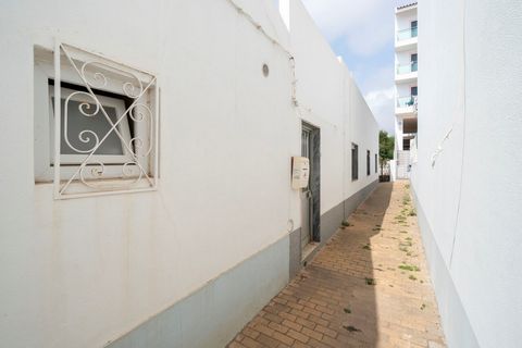 Located in Vila Nova de Cacela, Algarve, on a building plot with 744m², with sun exposure all year round, 5min from Manta Rota beach, approximately 40min drive from Faro airport, Hospital Emergency Service 15min and 17min from Spain. Land with the po...