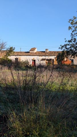 Located in Estoi. In the picturesque countryside between Estoi and Olhão, lies a beautiful piece of land accompanied by a charming old house measuring 127m2. This property, nestled in a very quiet and tranquil area, offers a perfect escape from the h...