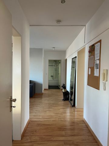 Die moderne Wohnungseinrichtung sorgt für ein stilvolles Ambiente, während die großzügige 40 qm große Terrasse ideale Bedingungen für entspannte Sonnenstunden bietet. Die Wohnung bietet eine durchdachte Raumaufteilung: - Zwei Schlafzimmer - Ein flexi...