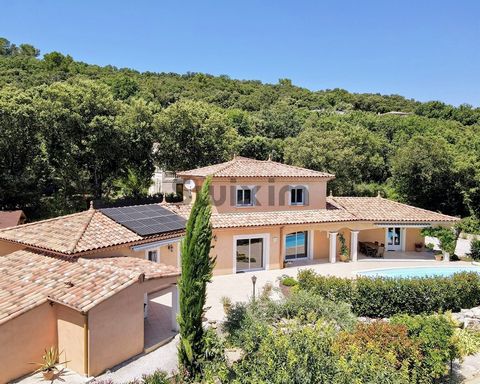 À proximité de Vézénobres, sur les hauteurs et avec une superbe vue sur la campagne environnante, cette villa édifiée en 2007 bénéficie d’une superficie habitable de 182 m2 environ sur une parcelle de 1250 m2 environ. Au calme et très lumineuse grâce...