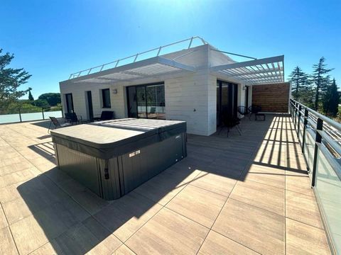 Toit terrasse  de 96 m2 dans une jolie Résidence de seulement 27 logements.  Une superbe terrasse de 108m2 encadre toutes les pièces; exposée sud et Ouest, elle bénéficie d'un ensoleillement maximal et dispose d'un jacuzzi... Une entrée centrale dess...