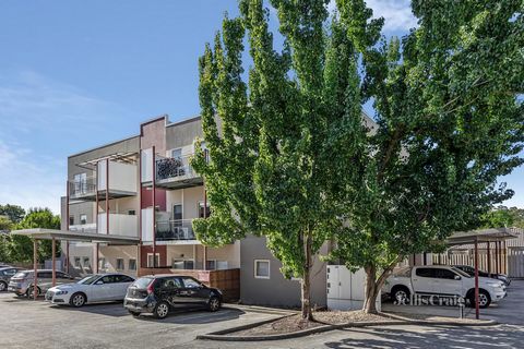 Dieses beeindruckend proportionierte Apartment bietet eine beneidenswert zentrale Lage in einer ruhigen und sicheren Umgebung, nur wenige Meter vom Einkaufszentrum Eastland, Costco, Bussen und dem üppigen Mullum Mullum Creek Trail entfernt. Die Wohnu...