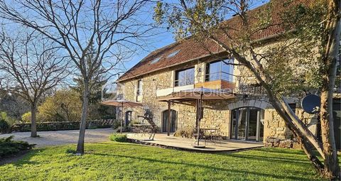 Découvrez cette chambre d'hôtes exceptionnelle, entièrement rénovée avec une superficie de 490 m², située dans un magnifique parc de 60 000 m² entièrement clôturée . La propriété se compose d'une maison principale de 200 m² offrant deux chambres, un ...