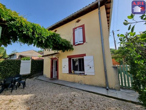 DORPSHUIS MET TUIN Exclusief op 5 minuten van SAVERDUN, bezoek onmiddellijk dit charmante dorpshuis van 98 m² met tuin en bijgebouw. Het bestaat op de begane grond uit een keuken, een bijkeuken/wasruimte met toilet, een woonkamer en een eetkamer. Bov...