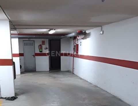 ¿Quieres comprar una plaza de parking en Benifaió? Excelente oportunidad de adquirir en propiedad esta plaza de garaje ubicada en la localidad de Benifaió, provincia de Valencia. Dispone de buenos accesos, maniobrabilidad y está bien comunicada. Está...