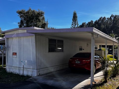 2/1 teilmöbliertes Haus mit Carport und zusätzlichen Parkplätzen. Älteres Haus, das etwas renoviert werden muss, aber einen Preis von 15.000 US-Dollar mit einer niedrigen Grundbuchgebühr von 560 US-Dollar pro Monat hat. Ganz in der Nähe von Stränden,...