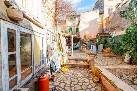 Casa mallorquina en el centro de Sóller. Esta casa tiene una superficie de unos 276m2 aproximadamente y consta de un salón comedor, amplia cocina amueblada con office, 3 habitaciones dobles, 1 baño, suelos de gres, porche y terraza de 160m2 aproximad...