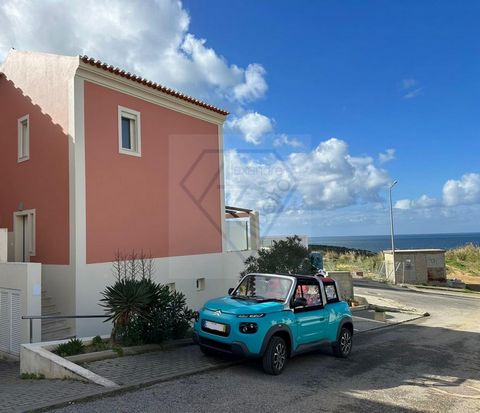 House with sea view Inserted in a condominium Next to the beach of São Vicente. This magnificent semi-detached house, located in Carvoeira, is the perfect setting to live unforgettable moments. With an elegant design and high-quality construction, th...