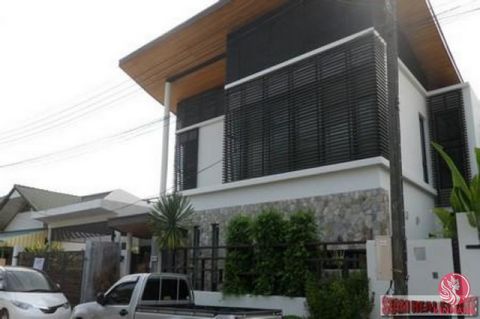 This high quality home provides three bedrooms, four bathrooms, a western kitchen, lounge, dining room, study/office, laundry room, an internal Jacuzzi, a 40sqm private swimming pool, carports and balconies. There is also estate security at night. Th...