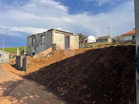 Charmant stenen huis met extra land in Ponta do Pargo Ontdek een unieke kans om een stukje geschiedenis te bezitten! Dit oude stenen huis, gelegen in de serene omgeving van Ponta do Pargo Serrado, biedt eindeloze mogelijkheden. Belangrijkste kenmerke...