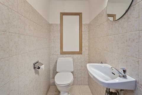 Dieses schöne Apartment im 8. Stock bietet einen komfortablen und geräumigen Aufenthalt für bis zu 5 Gäste. Das gut ausgestattete Badezimmer verfügt über eine Dusche über der Badewanne, eine Toilette und ein Waschbecken mit einem Spülbecken. Für zusä...