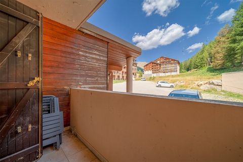 This tastefully furnished studio accommodates up to 4 guests within its compact 15 m² space, featuring stylish new furniture and a cozy layout. Perfectly located at the foot of the ski slopes, it offers easy access to outdoor adventures in a pictures...