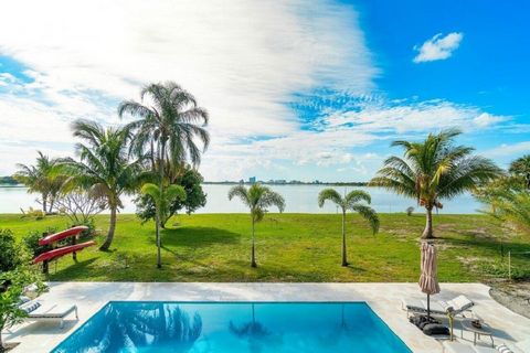 Willkommen zu Hause in diesem herrlichen Anwesen am Wasser mit Blick auf die Skyline von West Palm Beach in Ihrem eigenen Garten! Das Hotel liegt am Mangonia-See, wo Sie Kajakfahren, Paddeln und Elektrobootfahren direkt in Ihrem Garten genießen könne...