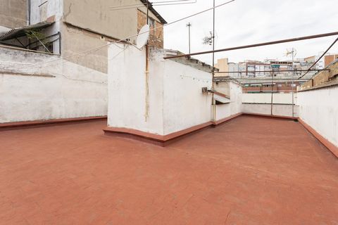 PENTHOUSE ZUM VERKAUF IM VIERTEL GRACIA - CAMP D'EN GRASSOT. AUSGEZEICHNETE LAGE NEBEN DER PLAÇA JOANIC.*TV. GRACIA*Pº MARAGALL IMMOBILIE ZUM VERKAUF IN EINEM KÖNIGLICHEN GEBÄUDE AUS DEM JAHR 1949 OHNE AUFZUG. ES VERFÜGT ÜBER EINE TERRASSE-SOLARIUM A...