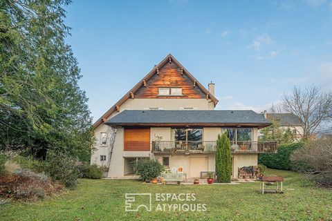 Not far from the town center, a stone's throw from all amenities, this beautiful family home offers an extraordinary living environment in a residential area. Located in the heart of a natural environment in Saint-Laurent-du-Pont, this property with ...