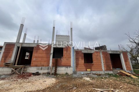 Pula, Valdebek, apartment under construction on the ground floor of a building with a total area of 42,42 m2. The apartment consists of an entrance hall, one bedroom with an area of 11,06 m2, a bathroom, a living room with a kitchen with an area of 2...