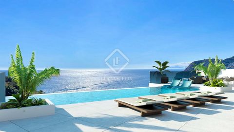 Estas exclusivas villas modernas en venta en La Herradura ofrecen llamativos diseños contemporáneos y vistas impresionantes al mar, las puestas de sol y las montañas de la reserva natural de Cerro Gordo. Ubicadas en parcelas orientadas al sur y al su...