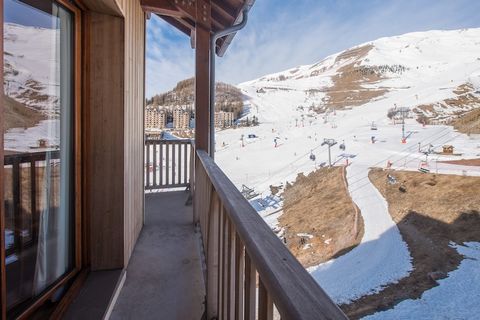 Questo accogliente appartamento di 55 m² completamente attrezzato offre un soggiorno confortevole per un massimo di 8 persone, rendendolo perfetto per famiglie o gruppi in cerca di una fuga in montagna. Situato ai piedi delle piste da sci, offre sple...