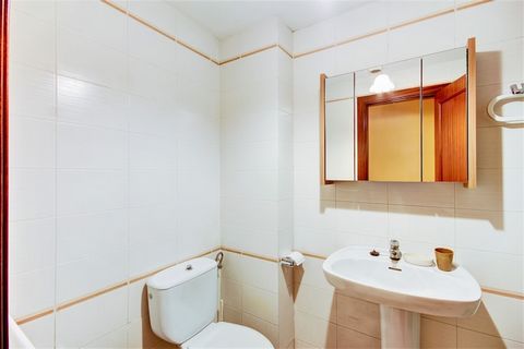 Bienvenue dans cet appartement confortable à Rosas / Roses, une destination idéale pour des vacances reposantes. Ce charmant T2 peut accueillir 4 personnes et offre les commodités pour passer un agréable séjour, 40 m² + terrasse 7€. Situé dans un qua...