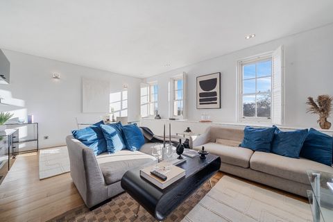 This exceptional two-bedroom apartment, set in an attractive fully renovated period building, offers an ideal pied-à-terre or investment opportunity with a prestigious Mayfair address. Located on the fifth floor, above the tree line, it boasts panora...