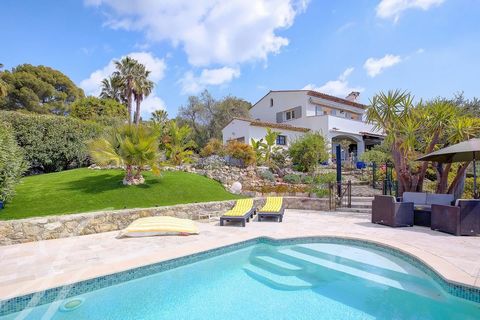 Dans un quartier résidentiel de Mougins et proche du Cannet, cette villa vue mer, entièrement rénovée d'environ 200 m² est sise sur un terrain paysagé de 2237 m² avec piscine. Offrant un bel espace de vie avec cheminée, une cuisine équipée, une salle...