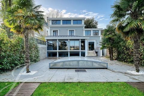 On the edge of Lake Enghien, overlooking the casino, this 340 m² architect-designed home combines modernity, luxury and light. Fully oriented towards the lake, this exceptional property offers a vast living space of over 120 m² and three bedrooms, in...