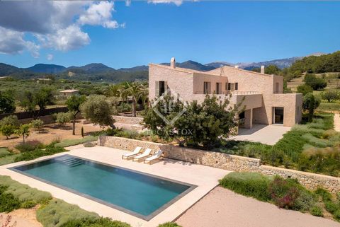 Villa ‘Ca’n Trobat’ a rustic property of about 14.600 m² located in the countryside very near the village of Selva, offers spectacular views. The sea to the East and the Puig Major to the West, make this property a rare gem in the centre of the Islan...