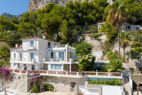 Your JOHN TAYLOR agency is pleased to offer you a beautiful villa in Èze, just a few minutes' walk from the sea, with great potential and many assets. Set in lush green surroundings on a plot of around 6,000 m² (extremely rare in this area), this 300...