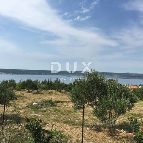 Location: Zadarska županija, Jasenice, Maslenica. ZADAR, MASLENICA - Beautiful plot of land with a final building permit with panoramic sea views! Maslenica is a true jewel of the Adriatic, a place that perfectly combines untouched nature, crystal cl...