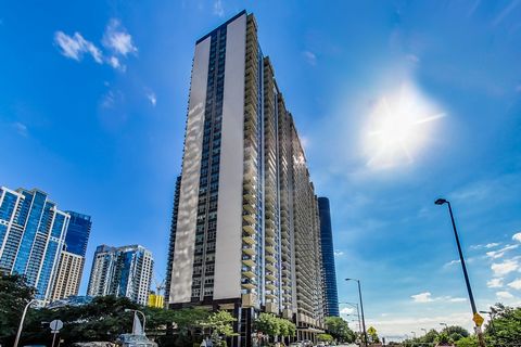 Lightly lived-in and completely remodeled 650 sq. ft. studio, easily adaptable into a junior 1-bedroom, 1-bathroom layout, with breathtaking views of Lake Michigan and Millennium Park. The spacious bedroom accommodates a king-size bed and includes am...